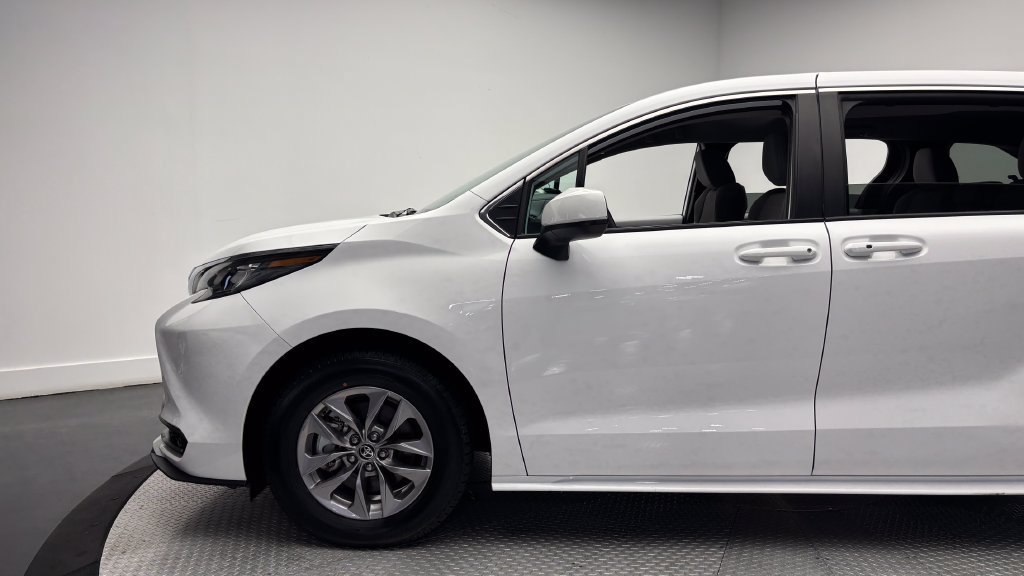 Used 2025 Toyota Sienna LE FWD image 5