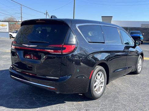 Used 2024 Chrysler Pacifica Touring-L image 3