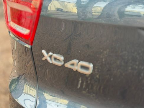 Used 2022 Volvo XC40 T5 Momentum AWD/4WD image 7