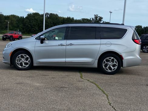 Used 2023 Chrysler Pacifica Limited FWD image 6
