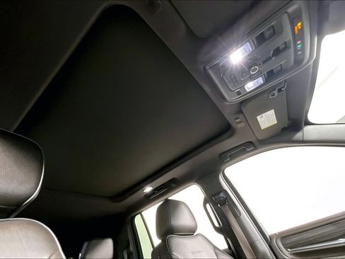 Used 2024 GMC Yukon XL Denali image 21