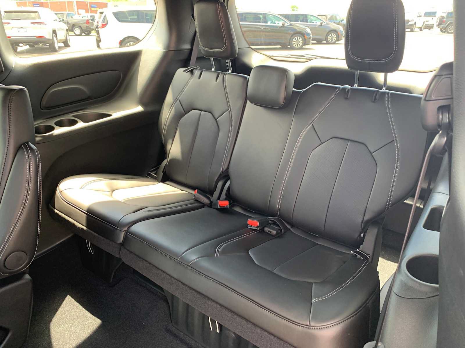 New 2027 Chrysler Pacifica Select FWD image 15