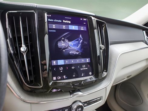 Certified 2023 Volvo XC60 T8 Ultimate image 30