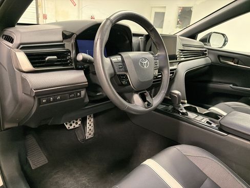 Used 2025 Toyota Camry SE w/ Convenience Package FWD image 3