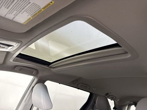 Used 2017 Toyota Sienna XLE image 18
