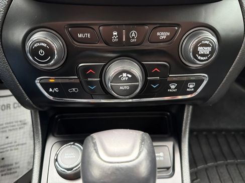 Used 2023 Jeep Cherokee Altitude Lux AWD/4WD image 18