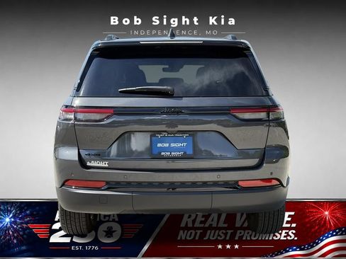 Used 2025 Jeep Grand Cherokee Altitude AWD/4WD image 12