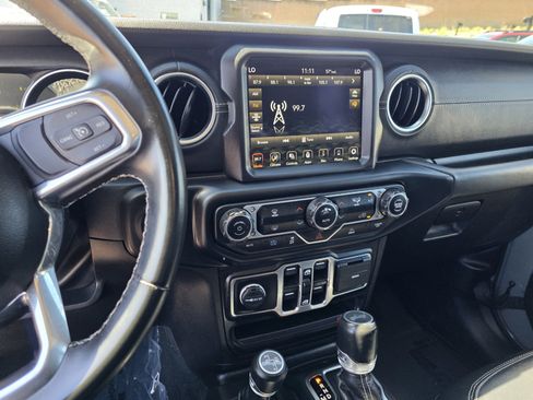 Used 2022 Jeep Wrangler Unlimited Sahara AWD/4WD image 15