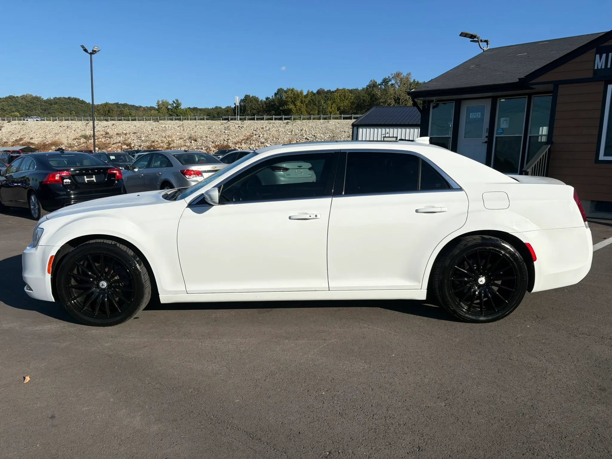Used 2016 Chrysler 300 Limited RWD image 3
