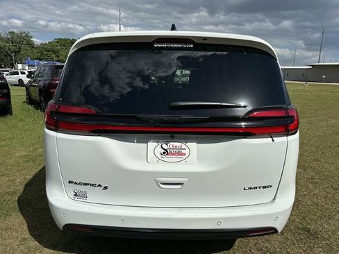 New 2026 Chrysler Pacifica Limited FWD image 4