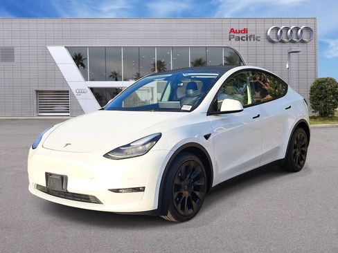 Used 2022 Tesla Model Y Long Range AWD/4WD image 1