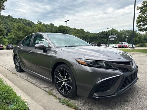 Used 2021 Toyota Camry SE FWD image 3