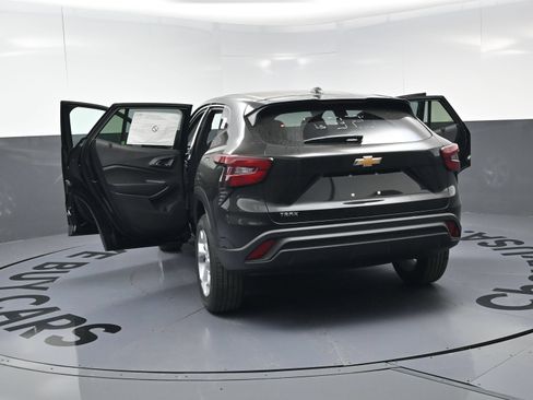 Used 2026 Chevrolet Trax LS w/ LS Convenience Package FWD image 26