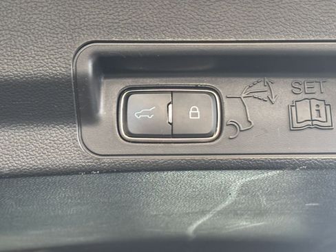 Used 2024 Ford Explorer Limited image 23