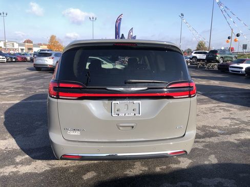 Used 2023 Chrysler Pacifica Touring-L image 19