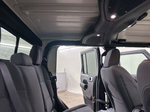 Used 2025 Jeep Gladiator Nighthawk image 25