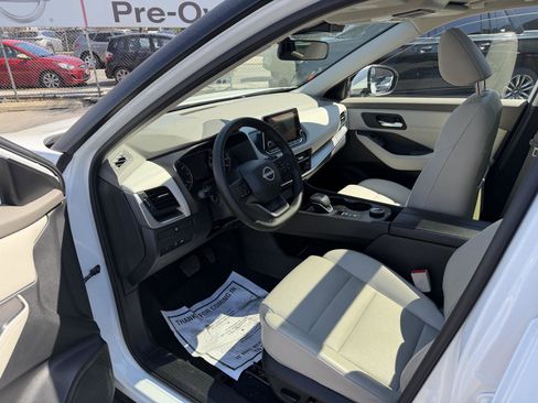 Used 2025 Nissan Rogue SV w/ SV Premium Package image 9