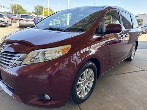 Used 2016 Toyota Sienna XLE Premium FWD image 11