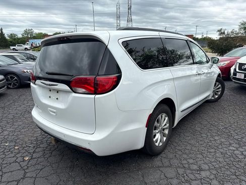 Used 2017 Chrysler Pacifica Touring-L FWD image 6