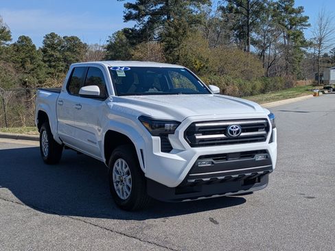 Used 2024 Toyota Tacoma SR5 image 3