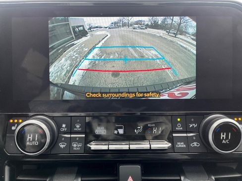 Used 2024 Toyota Highlander XLE image 27