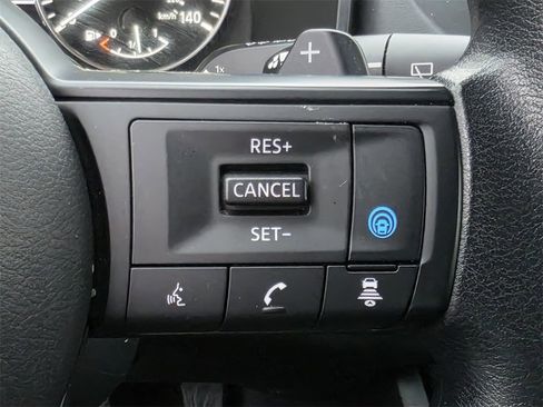 Used 2024 Nissan Rogue SV image 28