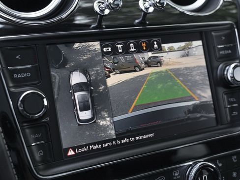 Used 2018 Bentley Bentayga image 30