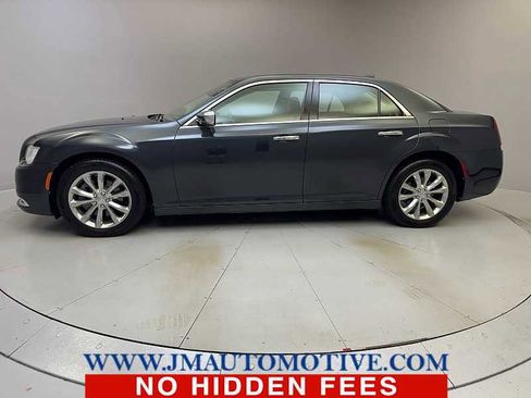 Used 2019 Chrysler 300 Limited w/ Safetytec Plus Group image 2