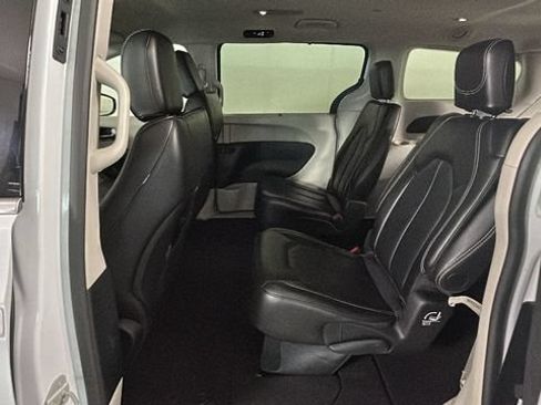 Used 2024 Chrysler Pacifica Touring-L FWD image 26