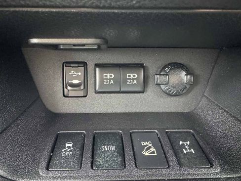 Used 2017 Toyota Highlander XLE w/ Carpet Mat Package AWD/4WD image 10