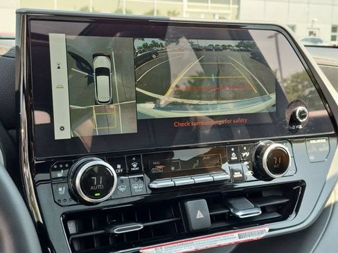 Certified 2025 Toyota Highlander Platinum AWD/4WD image 14