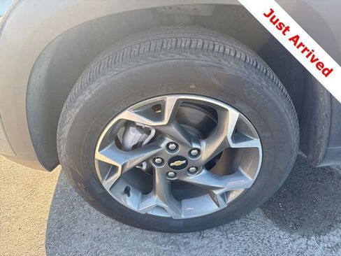 Used 2025 Chevrolet Trax LT FWD image 19