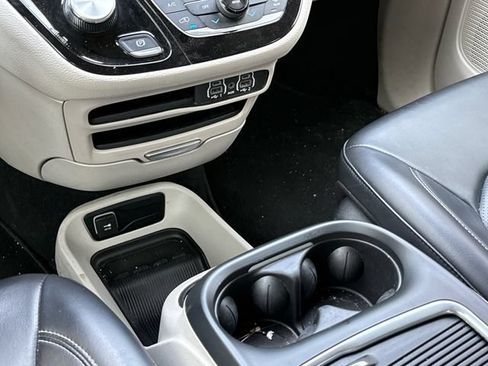 Used 2023 Chrysler Pacifica Touring-L FWD image 10