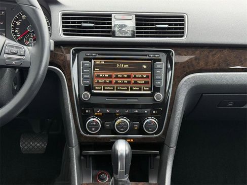 Used 2015 Volkswagen Passat 1.8T SEL Premium image 11