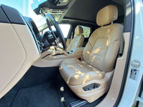 Certified 2023 Porsche Cayenne Platinum Edition AWD/4WD image 5