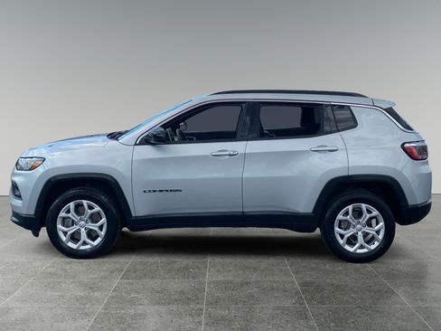 Used 2024 Jeep Compass Latitude AWD/4WD image 2