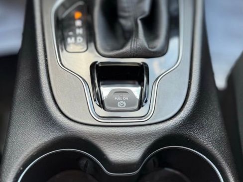 Used 2019 Jeep Cherokee Limited image 17