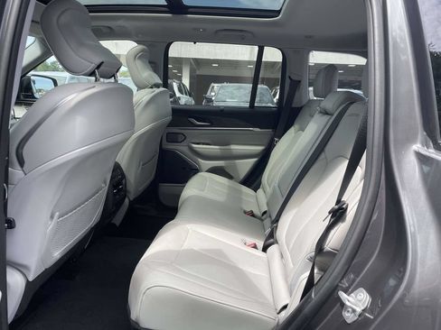 Certified 2022 Jeep Grand Cherokee Overland w/ Luxury Tech Group IV AWD/4WD image 17