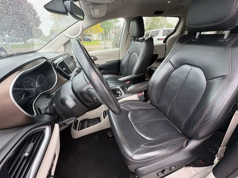 Used 2019 Chrysler Pacifica Touring-L FWD image 23