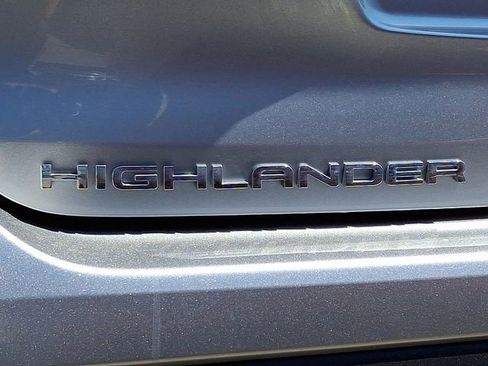 Used 2022 Toyota Highlander XLE AWD/4WD image 9