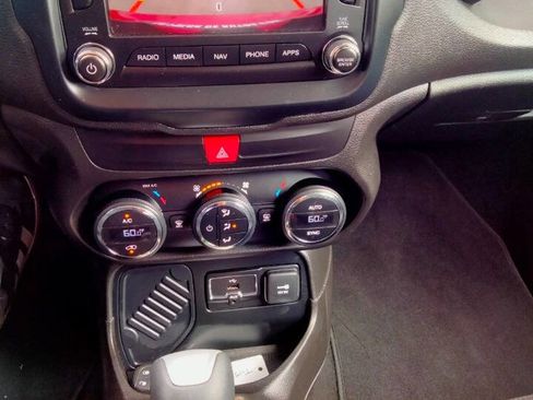 Used 2017 Jeep Renegade Latitude image 16