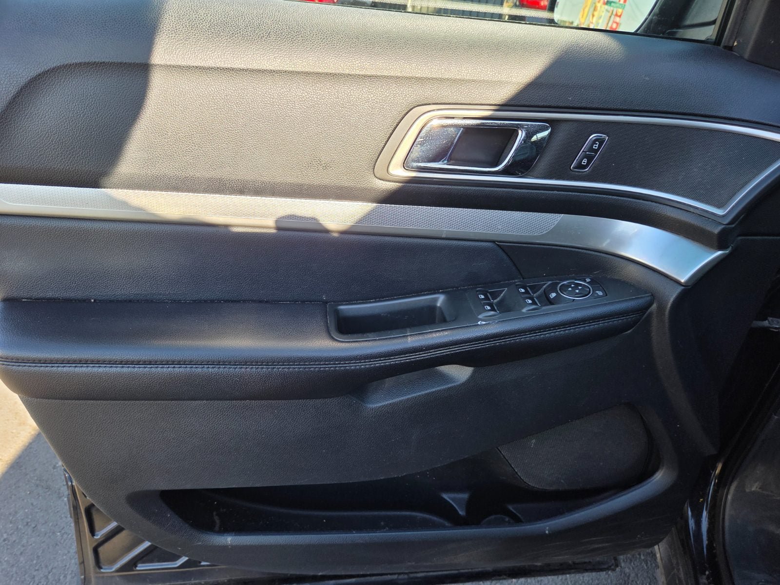 Used 2017 Ford Explorer XLT w/ Equipment Group 202A FWD image 6