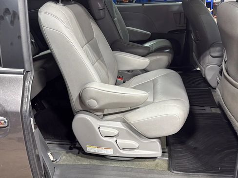 Used 2017 Toyota Sienna XLE w/ XLE Navigation Package FWD image 15