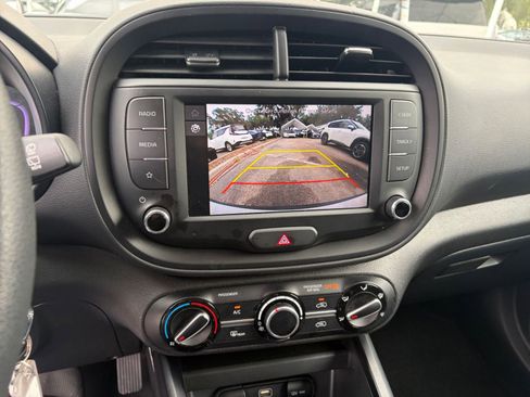 Used 2025 Kia Soul LX w/ LX Technology Package FWD image 22