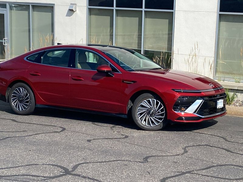 Certified 2025 Hyundai Sonata Limited image 1