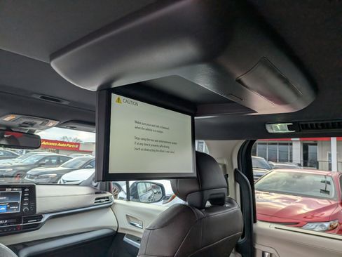 Certified 2023 Toyota Sienna Platinum image 15