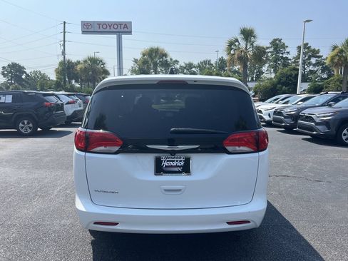 Used 2022 Chrysler Voyager LX FWD image 9