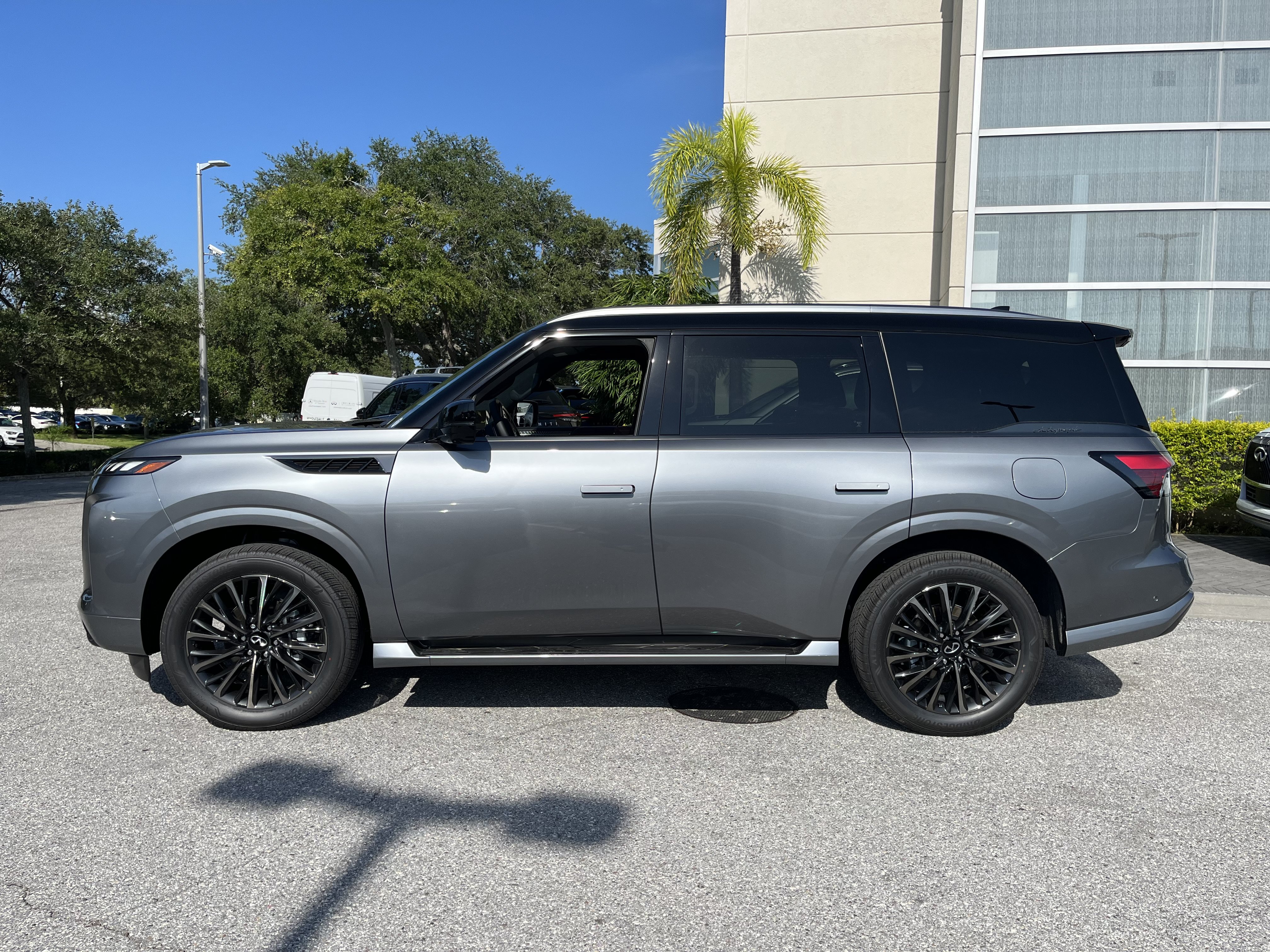 New 2027 INFINITI QX80 Autograph w/ Premium Cargo Package AWD/4WD image 2