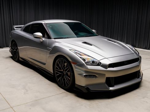 Used 2024 Nissan GT-R Premium w/ Floor Mat Package image 17