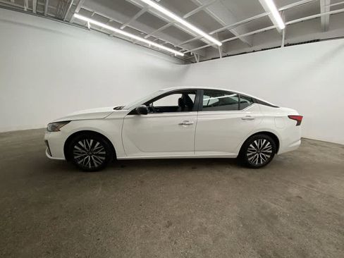 Used 2025 Nissan Altima 2.5 SV image 3